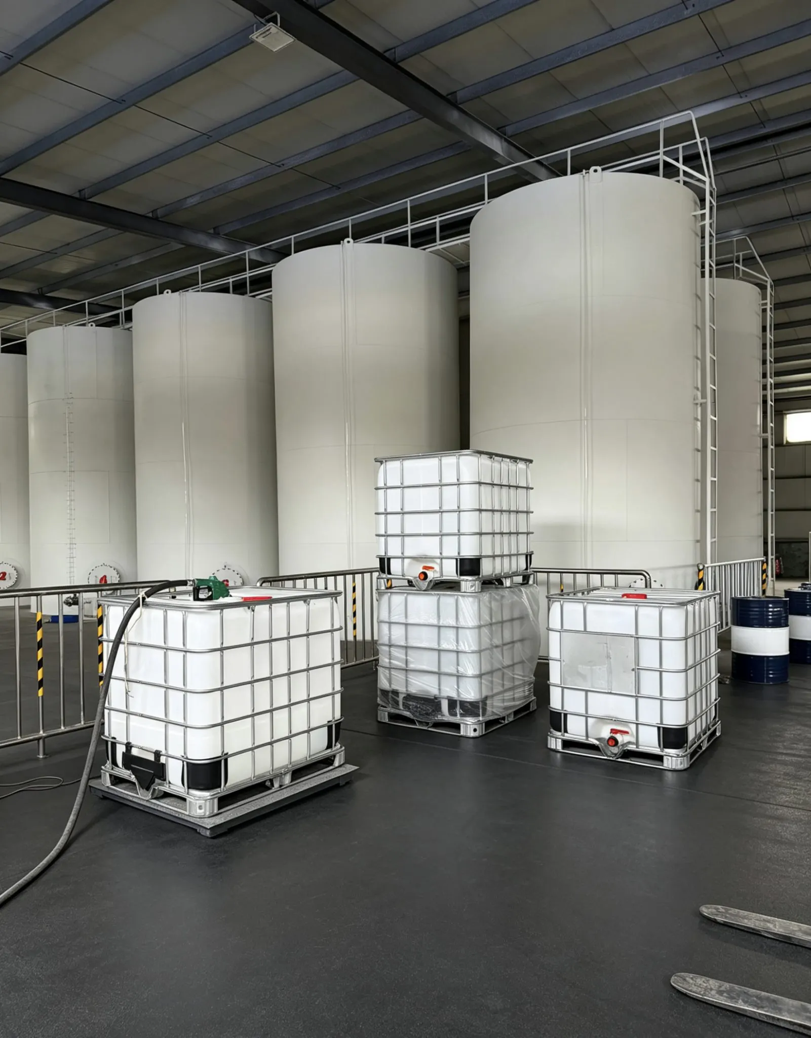 Storage tanks and IBC containers at Hongke Petrochemical